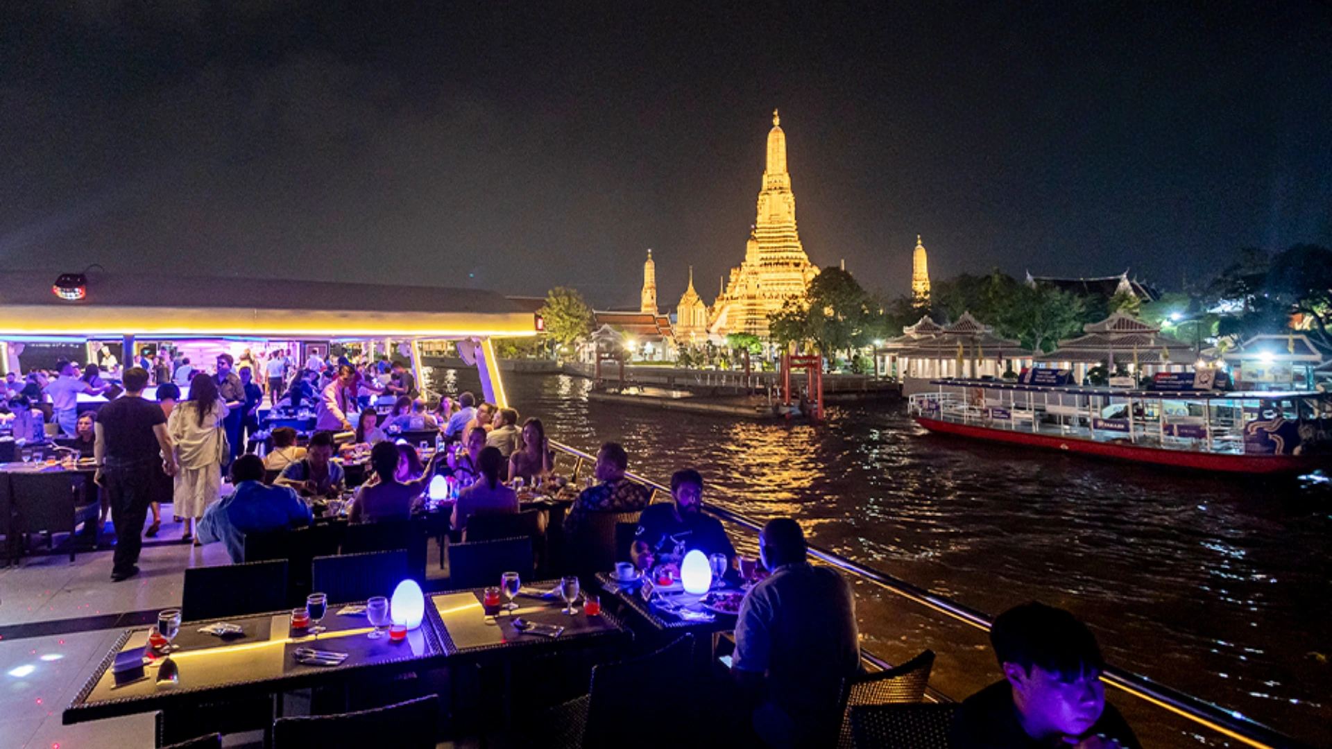 Wat Arun illuminated view from the cruise